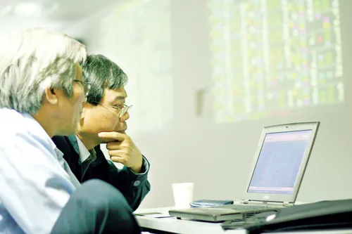 Chiến lược thích hợp cho NĐT lúc này là... chờ đợi. Ảnh: LÃ ANH